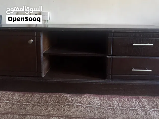 طالة تلفزيون بحالة جيدة عرضها 148cm, ارتفاع 50 cm