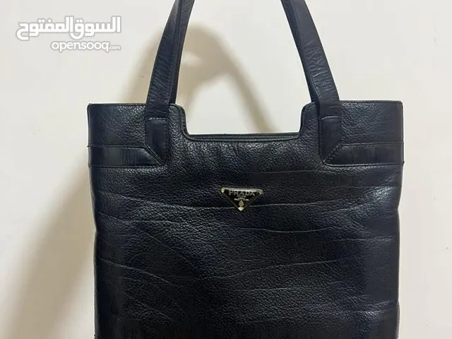 شنطة يد برادا اصلية 100% سعرها اكثر من 500 دولار وبحالة ممتازة جدا