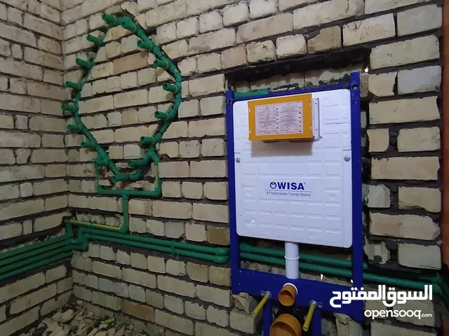 تأسيس حمام ماء و مجاري درجة اولى يحتوي الحمام على مقعد غربي و دوش و مرشات ابو علي  هاتف