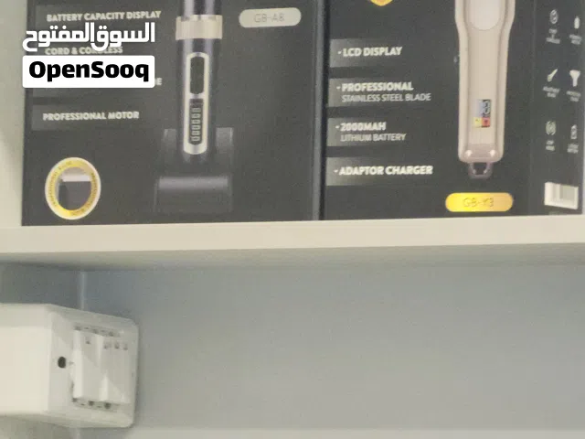 ماكينه حلاقه جديده غير مستخدمه اي وحده ب 10 واصله داخل عمان