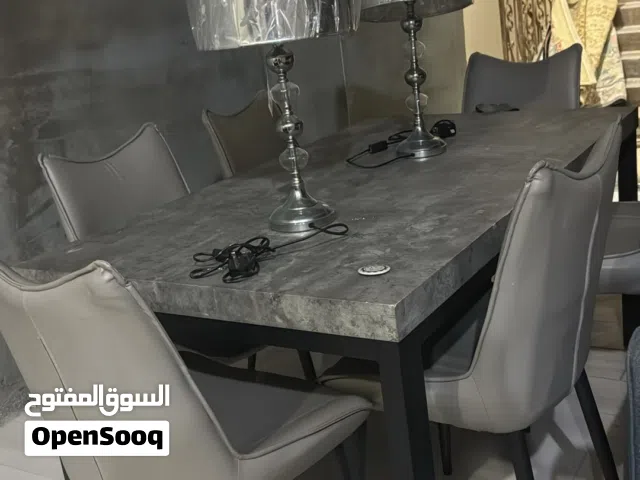 طاولة الطعام