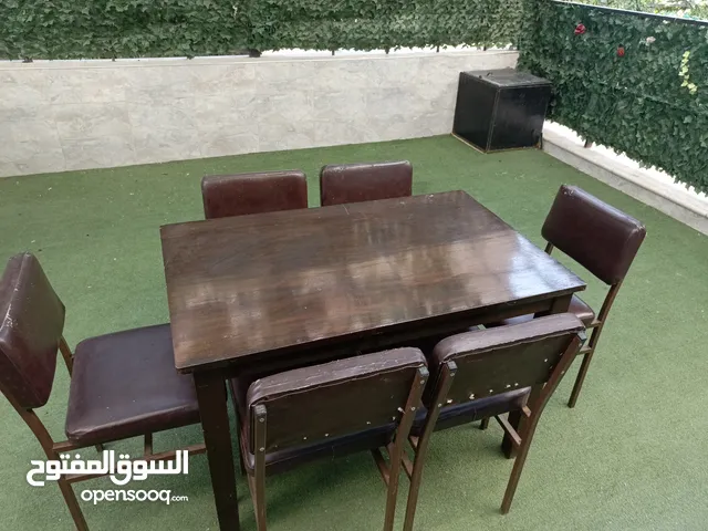 طاولة مطبخ أو سفرة صغيرة مع كراسي حديد وجلد