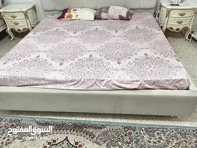 سرير و2 كمودينو وتسريحة بمرءاه وكنبة كبيره مودرن