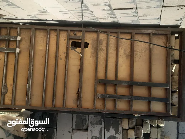 باب حديد جرجوب مستخدم خشب