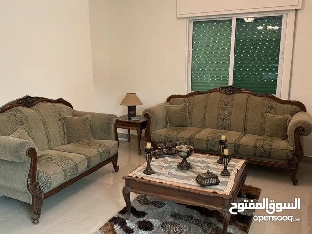 طقم كنبايات 7 مقاعد مع بوفيه خشبي أنيق مع طقم طاولات، 3 برادي، ثريتين، سجادة.