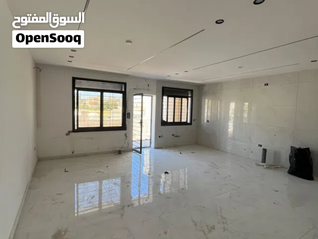 شقة ثالث مع روف 135م مع ترس 70 م في البنيات بتشطيبات مميزه خلف جامعة البتراء