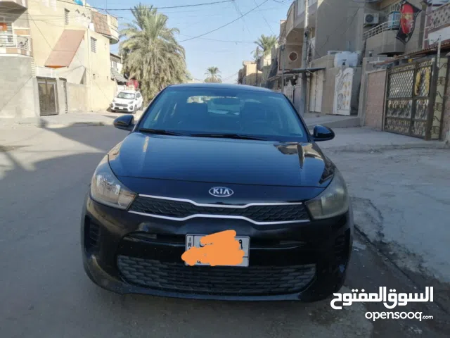 كيا ريو 2018 أسود اللون حادث بسيط موضح بالصور السيارة جاهزة وداخلها نضيف بيها طخه أسفل فبق تم تعديله