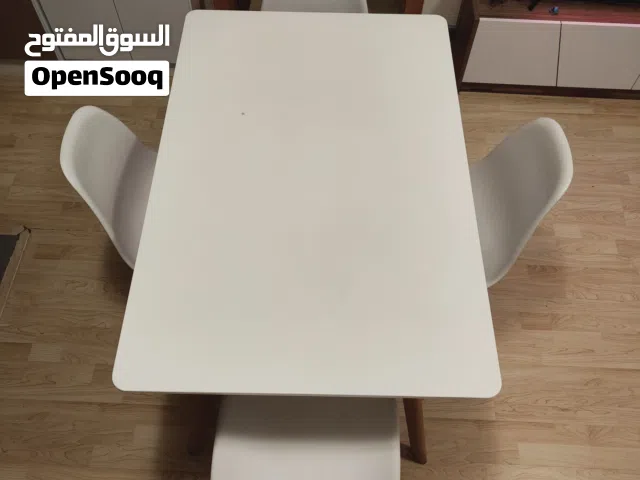 طاولة طعام مع اربع كراسي بحالة جيدة جدا