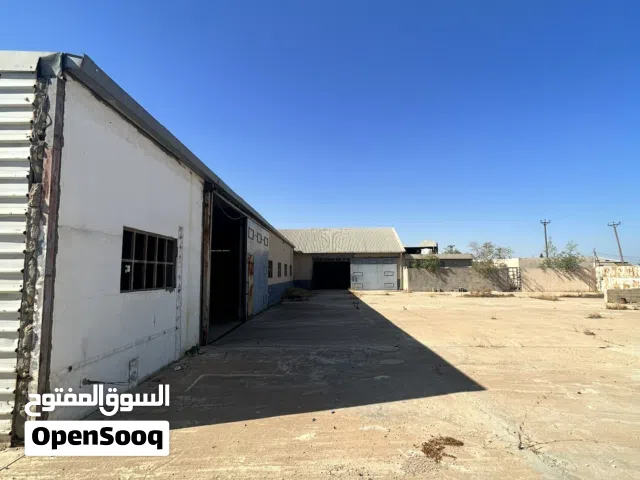 هنقر يتكون من مخزنين و استراحة و مبنى مكتبي او سكني او تجاري