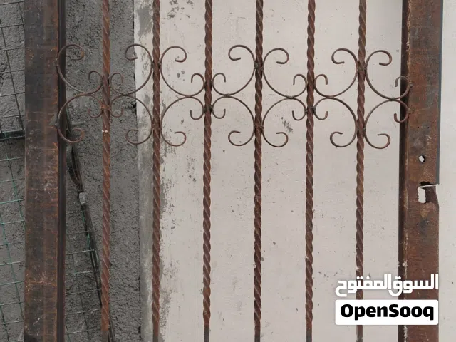 يوجد باب للبيع تفصيل حديد ثقيل اشي نظيف