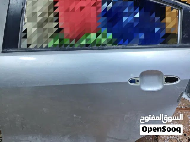 باب سيارة kia rio 2013 لون فضي خلف السائق