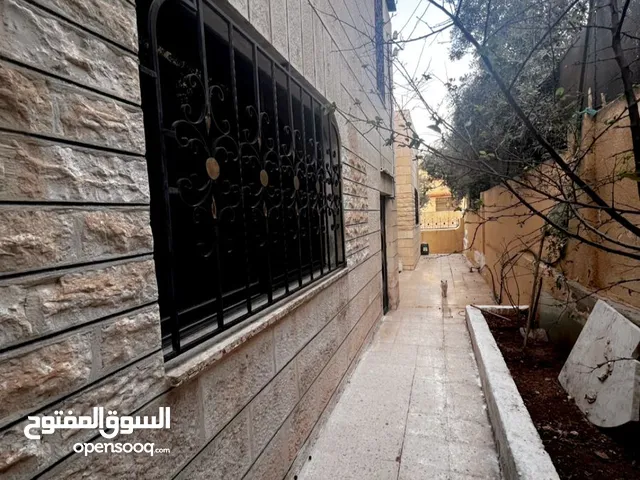 155 m2 5 Bedrooms Townhouse for Sale in Zarqa Jabal Tareq