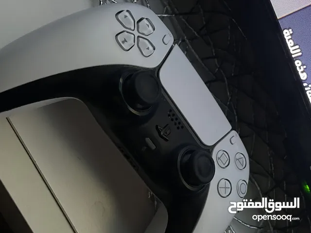 يد سوني فايف اصلية جايه مع باكو البليستيشن فيها حركة بسيييطة ف المارشه سعرها كزيوني مقارنه ب الأصلي