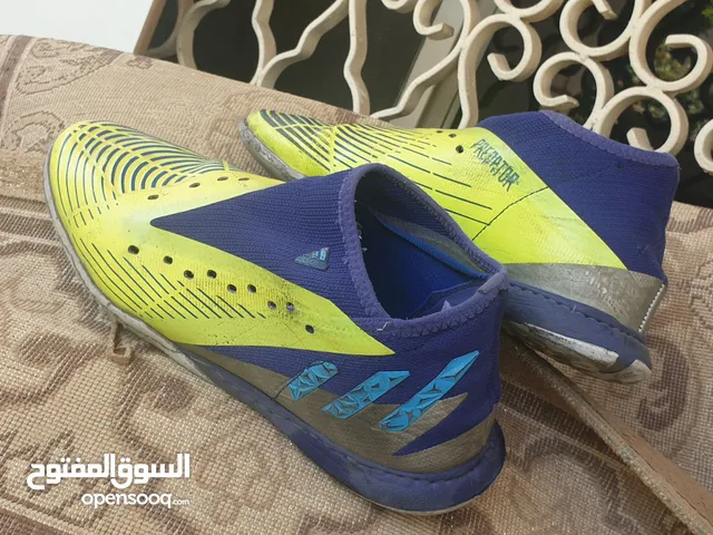 حذاء اديداس مستعمل للبيع لانه صغر علي