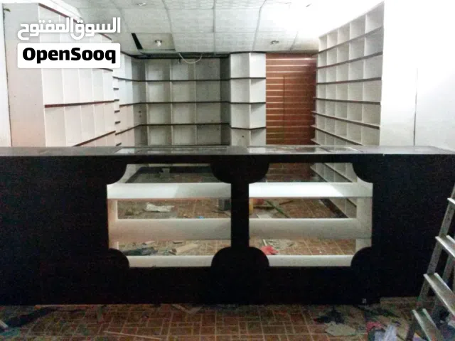 تخشيبة محل رفوف نظيف جدا مع الميز