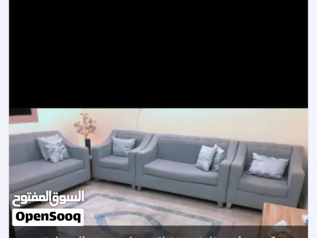 كنب مع السجادة والطاولات