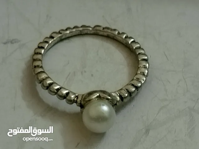 مجموعة من قطع الفضه مثل الخواتم و سناسيل اساور وتعليقات موجودات في اربد شارع بلاط الشهداء