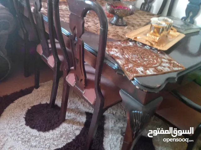 طاولة سفرة و 8كراسي خشب اصلي للبيع لعدم توفر المساحة