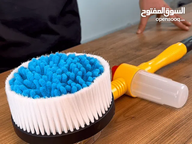 فرشاة تنظيف دوّارة تعمل بالماء مع خزان منظف وعصا إطالة متوفر توصيل لجميع محافضات