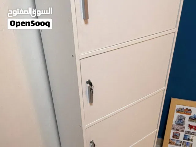 خزانة تخزين 4 أقسام مع أقفال بحالة ممتازة 4 Compartment Storage Cabinet with locks good condition