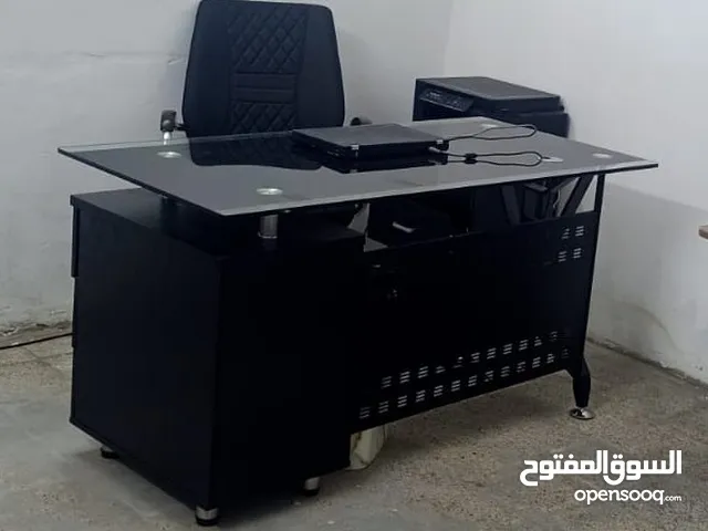 ميز مكتبي مع كرسي مكتبي