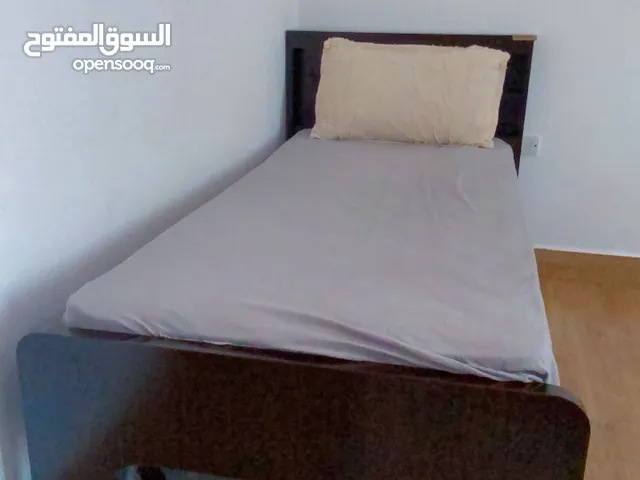 كنب للبيع يكفي 20 شخص السعر 2100 درهم سراير لون بني نفر العدد 2 كل سرير 150 مع الدوشق