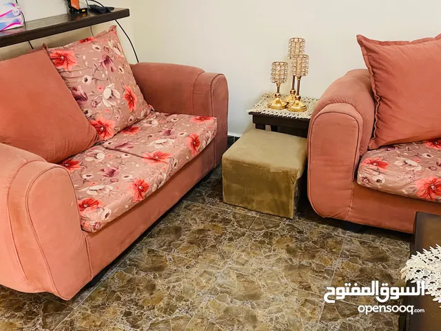 طقم كنب مستعمل بسعر مغري في الزرقاء منطقة جبل طارق