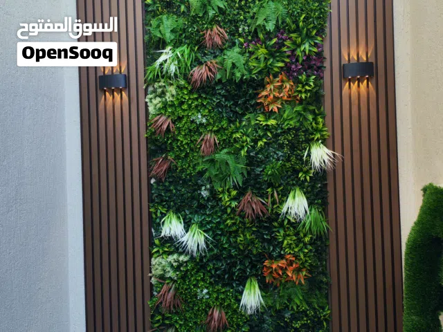 السجاد الاخضر الثيل الصناعي وديكورات بديل الخشب والإضاءة