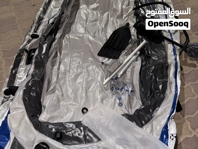 للبيع طراد قابل للنفخ مع مكينة صغيره و معداته كامله مساحته تكفي 5 أشخاص