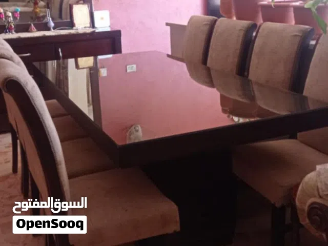 طاولة سفرة بحالة جيدة ثمان كراسي