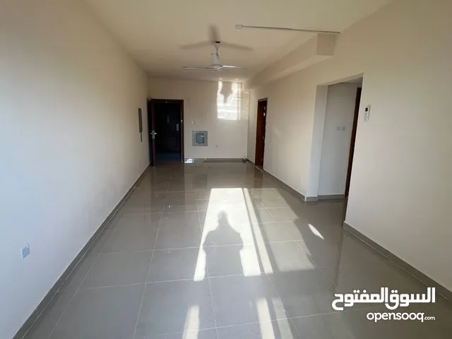 غرفه وصاله مع بلكونه مساحه كبيره بالبستان قريب من ممشى عجمان وقريب من المنطقة الحره قريب من شارع