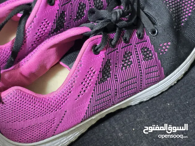حذاء رياضي خفيف مريح لون بينك و أسود حالة جيدة مقاس 38