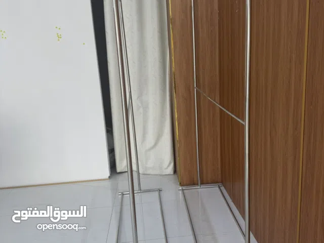 3 ستات تفصيل خاص ستانلس ستيل  وهي ممتازة للاستخدام في المتاجر/البوتيكات ثلاث قطع جوده ممتازه جدا جدا