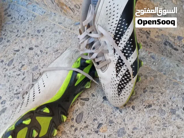 بوت اديداس أصابع