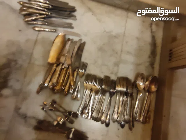 سكاكين شوك ومعالق نلبسة بالفضة وصنيتين نلبسة بالفضة أيضا 201 قطعة