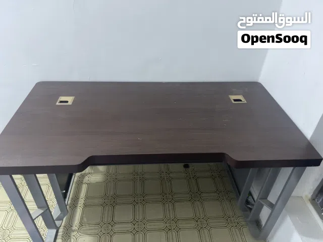 كرسي ومكتب جاهز غير مستعمل جديد  يتوفر 3 مكاتب نفس الشكل واللون