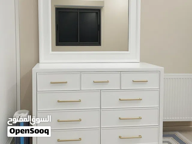 تسريحة كومودينة + كومودينه عدد 2 تفصيل خشب ثقيل مع وجه زجاج للكل + وحدة أدراج تفصيل مطلوب 200