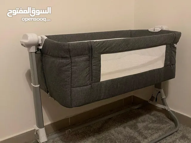سرير اطفال هزاز اوتوماتك تخت اطفال هزاز بحالة ممتازة شبه جديد ونظيف جدا
