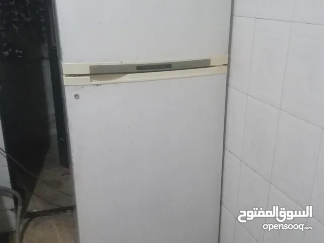 ثلاجه حجم وسط بحاله جيده جدا البيع مستعجل والسعر قابل للتفاوض شي بسيط