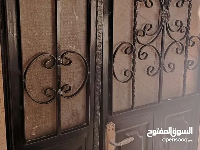 باب حديد من النوع الثقيل