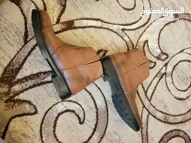 جزمة جلد تركي مستخدم نظفي مقاس 43