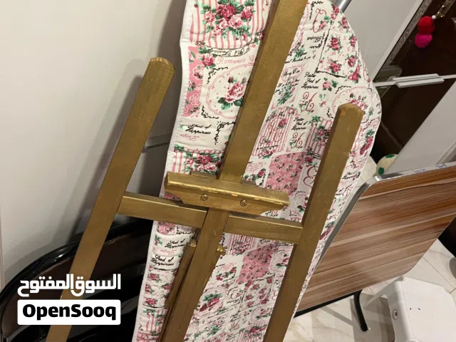 ستاند رسم وعرض لوحات خشبي ذهبي