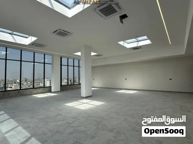 قاعات تجارية حديثة  للايجار   من ضمن بناية حديثة VIP بتصميم عصري وحديث  موقع تجاري مميز
