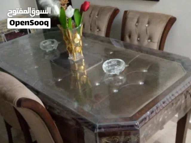 طاولة سفرة مع 6مقاعد شبه جديد للبيع