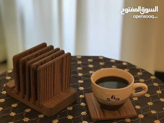 حامل لابتوب خشبي + طقم كوسترات يدوي فاخر خشب موجنة طبيعي تصميم عصري وجودة عالية – طرابلس