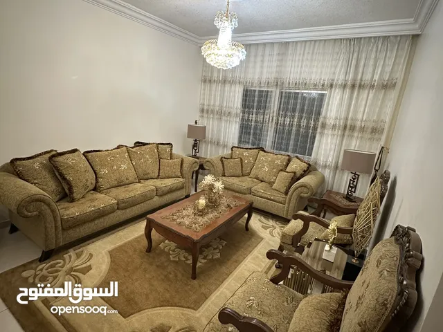 طقم كنب 7 مقاعد بحالة ممتازة مع طاولة وسط و جانبيتين خشب و 3 ثريات