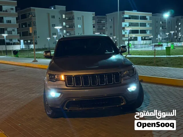 جيب كراند شيروكي 2018 نظيفة ماشية 125 الف كيلو