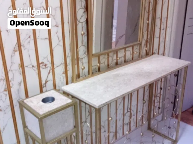 طاولة رخام مع حديد ذهبي ومبخر