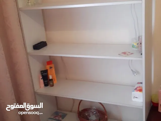 عندي هاي المكتبة بدي أبيعها 5 رفوف بحالة ممتازه مش تجاري متعددة الاستخدامات للكتب أو أي شي بنحط فيه