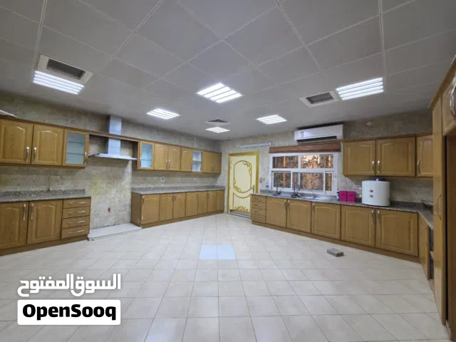 بنايه للاستثمار داخل ابو ظبي منطقه حيويه وبها حمام سباحه وصاله رياضيه البنايه فندقيه